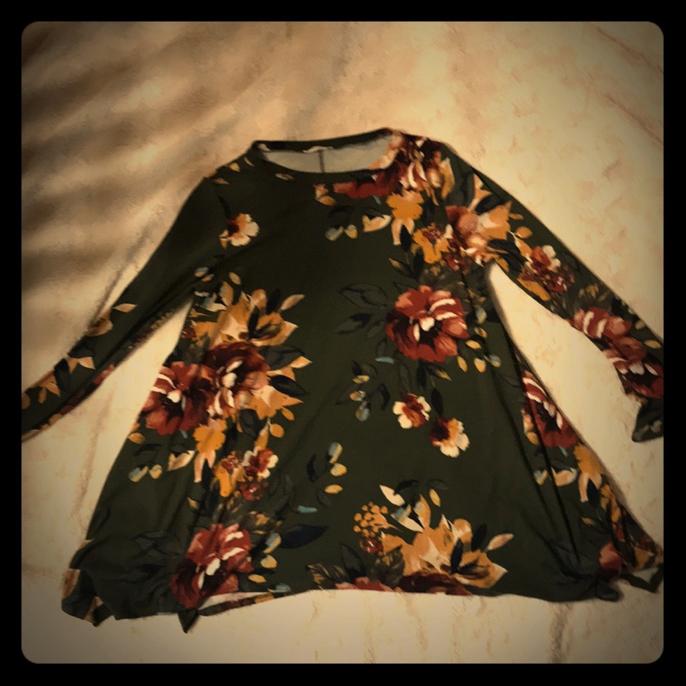 Green floral tunic length top size S